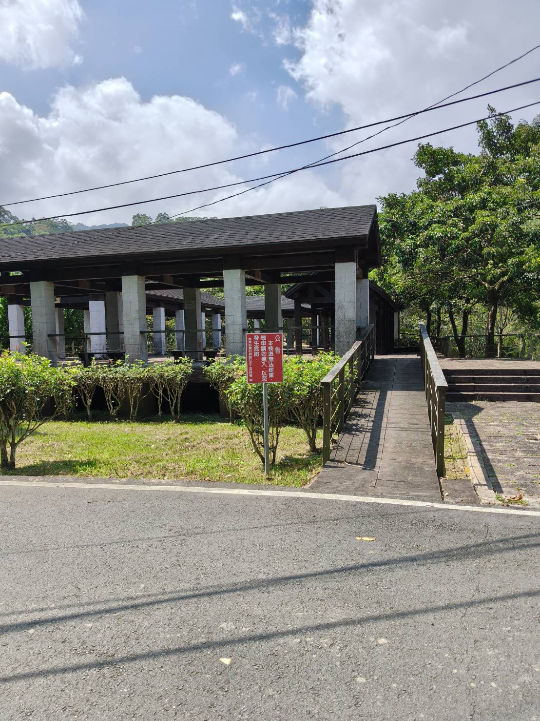堰塞湖停車場周邊的棚亭、坡道與現場公告牌