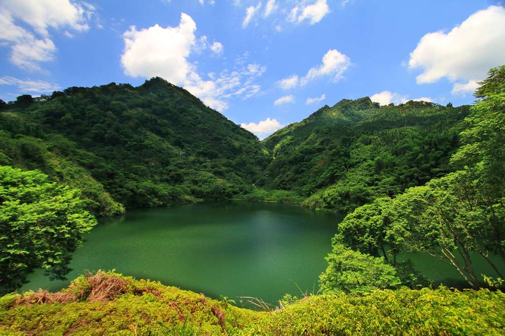 山林環繞的九份二山堰塞湖